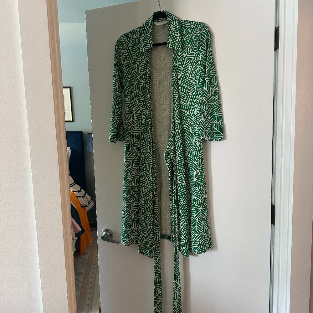 Diane von Furstenberg vintage silk wrap dress green and white abstract size 8